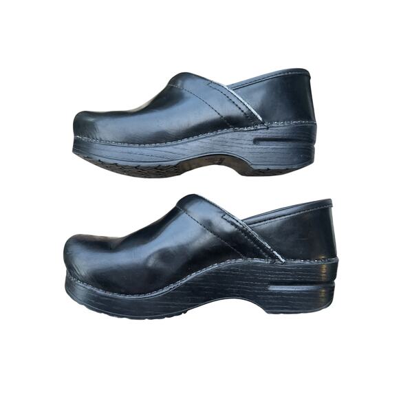 Dansko Women’s 38 US 7 Clogs Black Leather Shoes Slip On Comfort Arch Support - Picture 1 of 15
